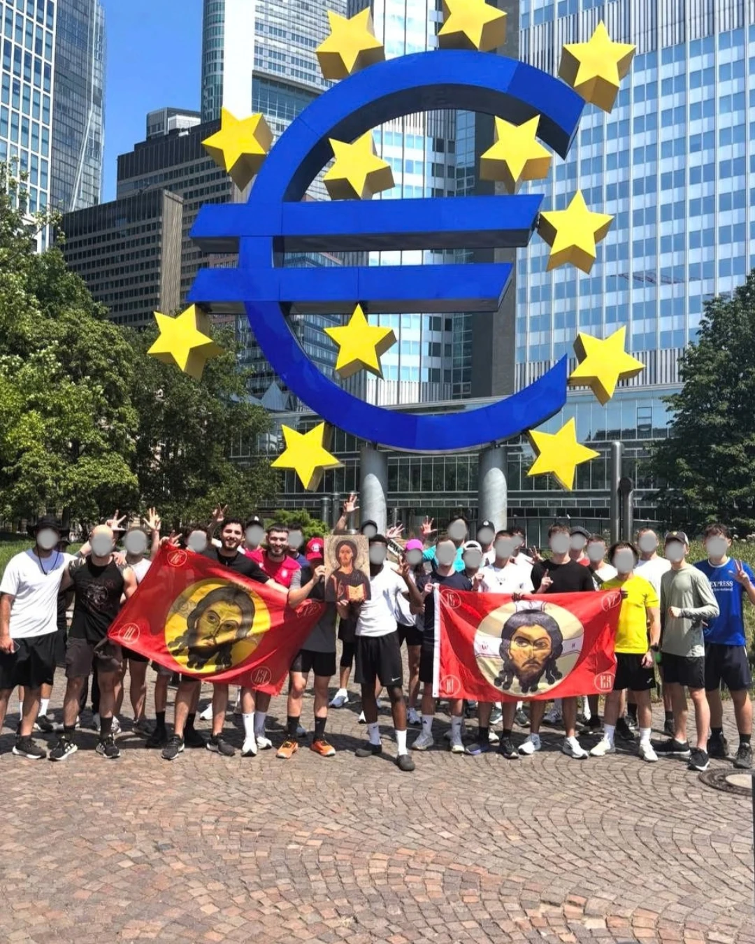 RISE-UP-Brüder mit Christus-Fahnen vor der Euro-Skulptur in Frankfurt