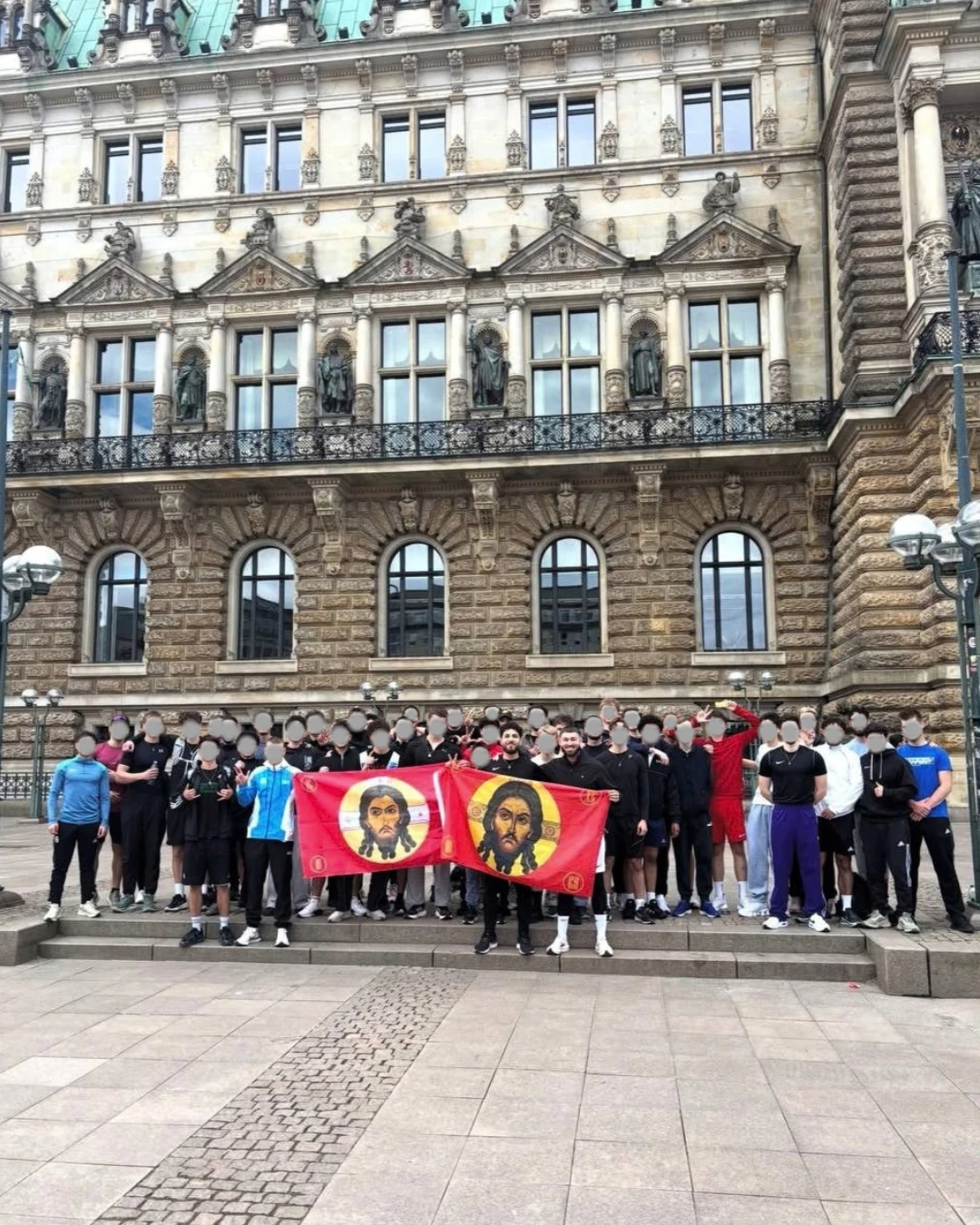 Große Gruppe von RISE-UP-Brüdern mit Christus-Fahnen vor dem Hamburger Rathaus