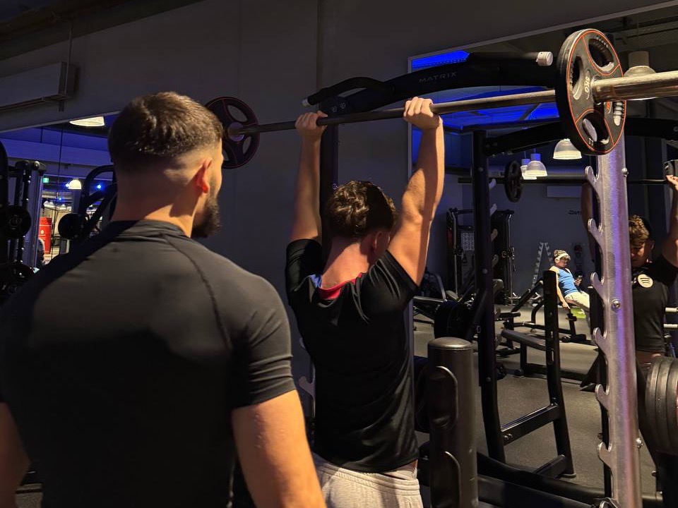 Zwei Brüder beim gemeinsamen Training im Fitnessstudio